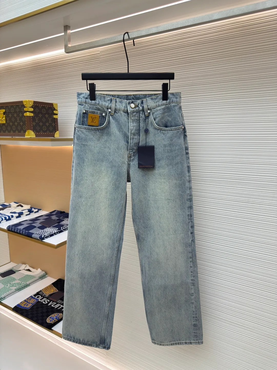 LOUIS VUITTON patch letter jeans ●Authentic product: 10800 purchase and development ●Item number: 1680027-B00 ●Fabric: denim fabric ●Technology: washed production ●Version: fitted version ●Weight: about 870 grams ●Size: 30-32-34-36 ●Description: Letters gold gold thread embroidered denim Brand presbyopia logo iconic pattern It has a strong street American style and is very chic. The whole piece is still the same loose version as always, which hides the flesh. The regular denim lapel design gives people a smart and generous look. Customized logo buttons and leather labels come with a full set of accessories. It is cool, stylish and fairy-like. It is also an absolute C-position piece and is highly recommended!  Very heavy work, exquisite details, special washing process, multiple washings can show the same perfect washing color effect as the original. The overall wiring is straight and delicate, the fabric is comfortable and soft, and the color is consistent without color difference. It can be matched with the same style to create a fashionable look and control various occasions. Customized accessories, complete with three standards, same style for men and women!